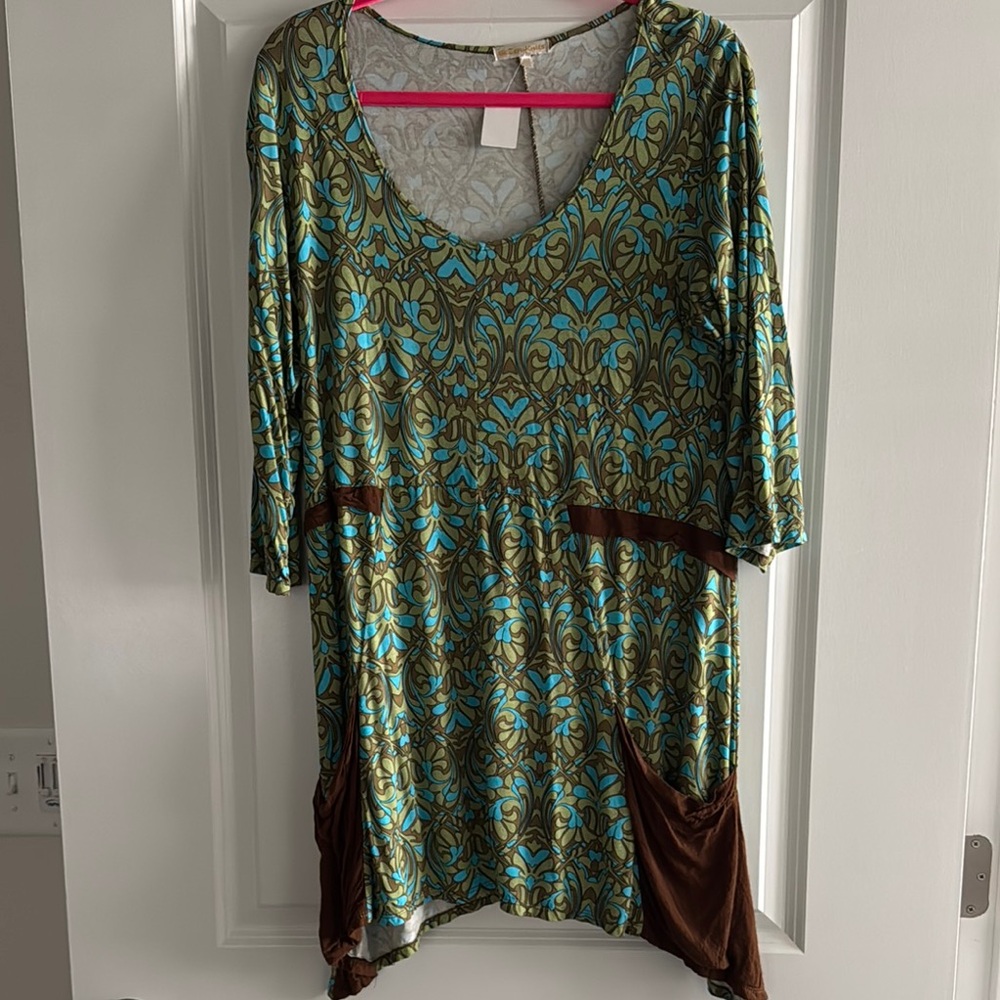 Elegant Patterned Dress with Blue and Brown Accents